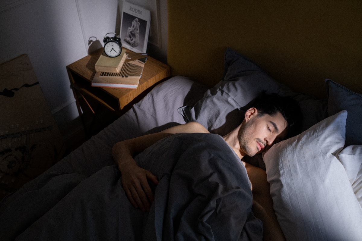 Alvó férfi. 6 hatóanyag a könnyed és pihentető alvásért