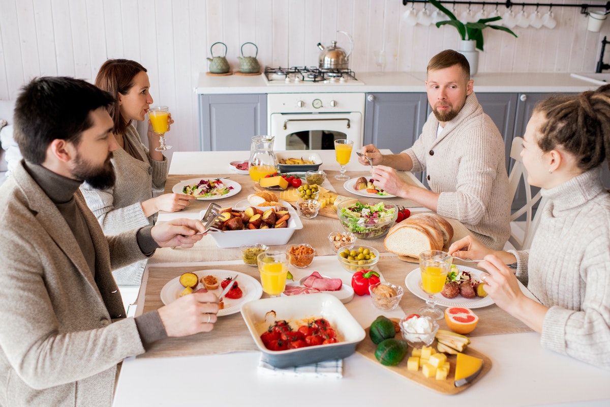 Baráti társaság együtt reggelizik. Mit fogyasszunk másnaposság esetén? Íme 11 étel és ital, amely segíthet
