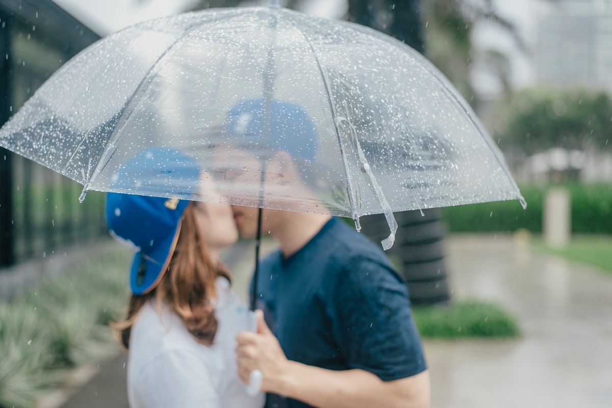 Csókolózó pár az esőben. Mononukleózis - Hogyan ismerhetjük fel és kezelhetjük a csókbetegséget?