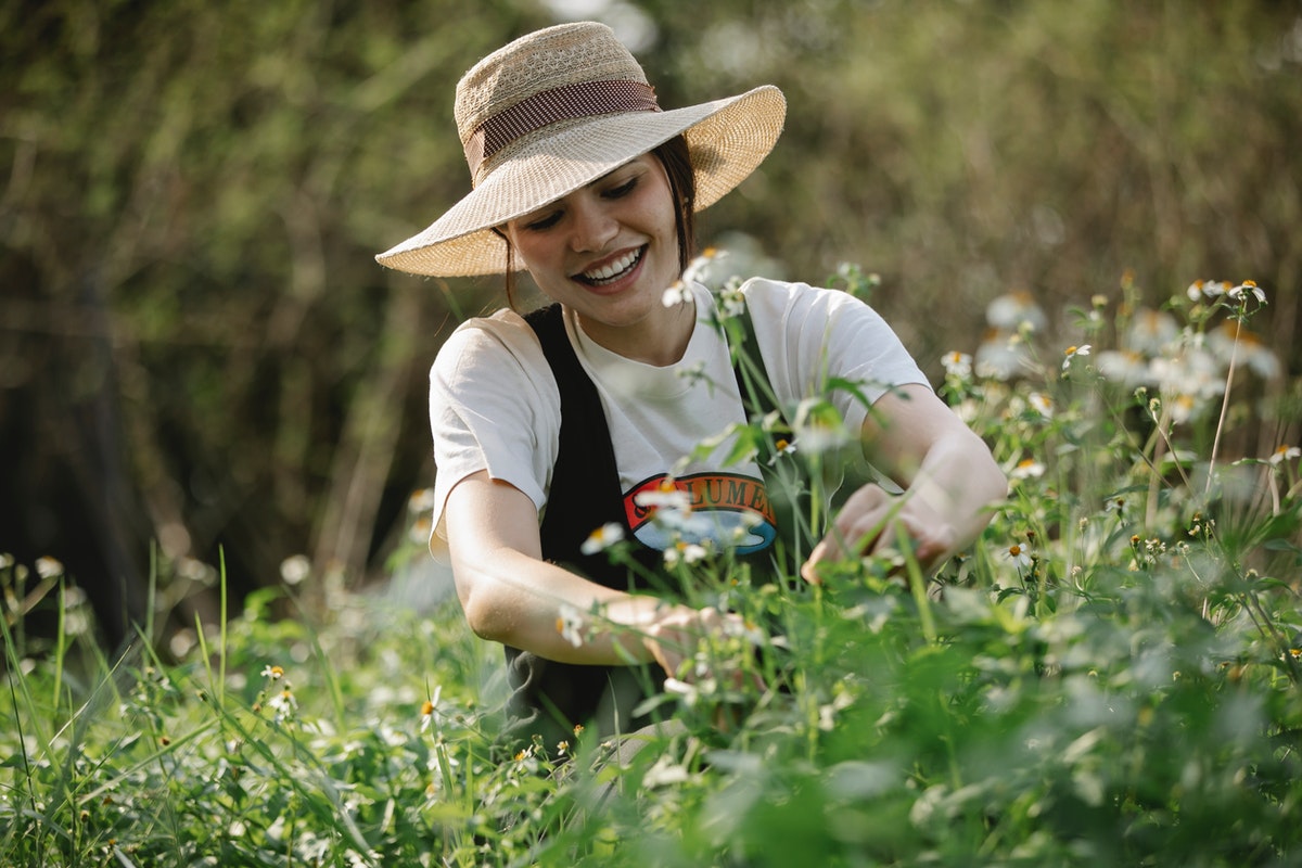 Virágokat gondozó, kertészkedő nő. Így segít a virágpor a tavaszi megújulásban