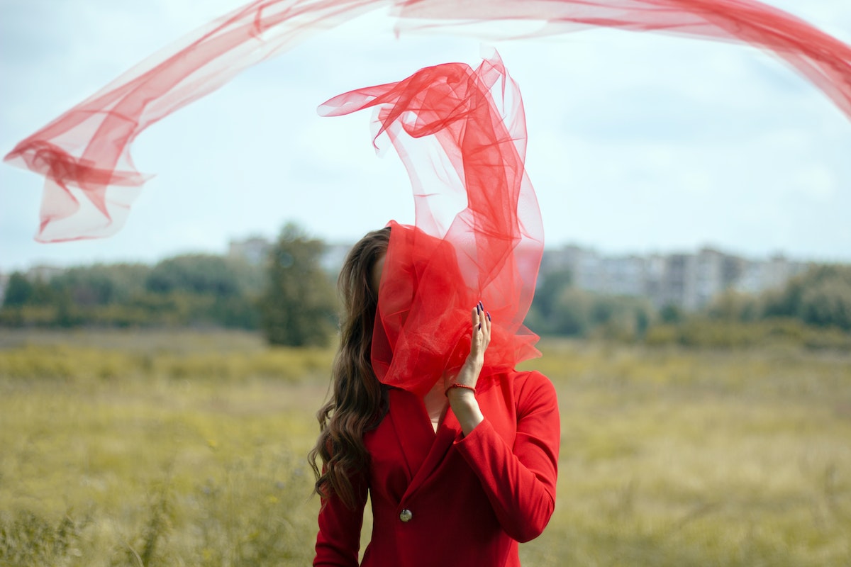 Vörös ruhát viselő nő. A rosacea okai és természetes kezelése