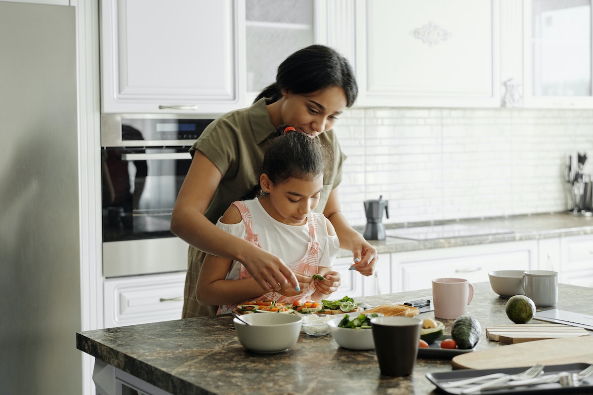 Anya és lánya a konyhában főz. A vashiány okai, tünetei, és súlyos egészségügyi következményei