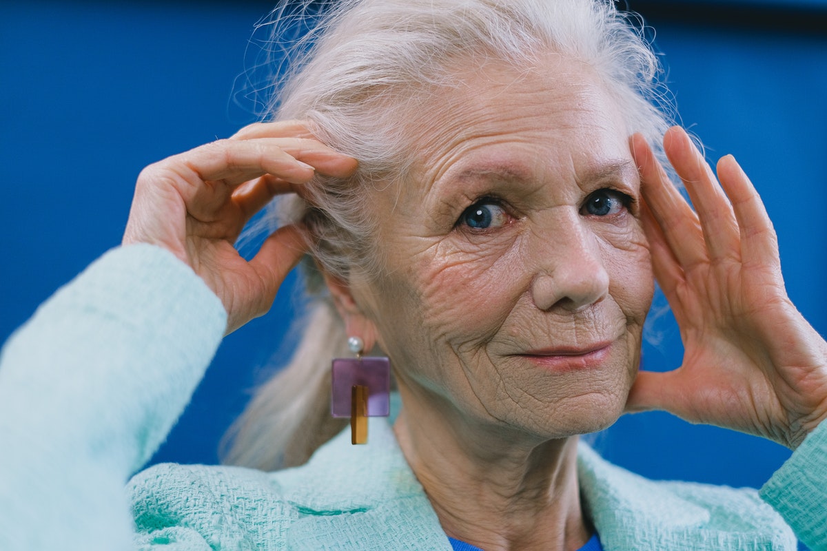 Közeli fotó egy idős nő arcáról. Kedvenc téli ételeink - A mák és a mákolaj bőrtápláló hatásai