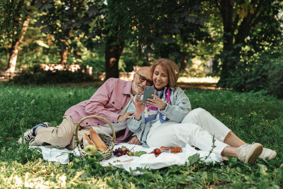Piknikező idős pár. Kvercetinben gazdag ételek - Milyen egészségügyi előnyökkel járhat a fogyasztásuk?